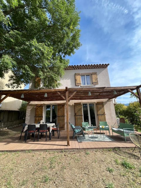 Property building, Patio, Balcony/Terrace, Dining area, Garden view