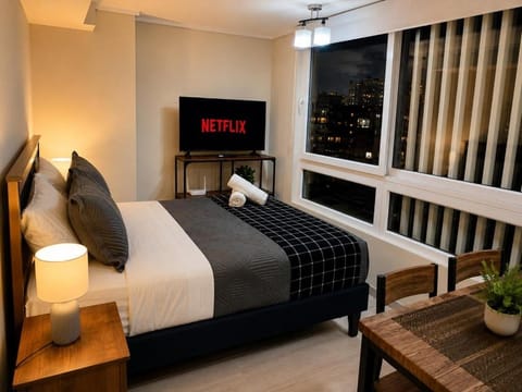 Bed, TV and multimedia, Bedroom