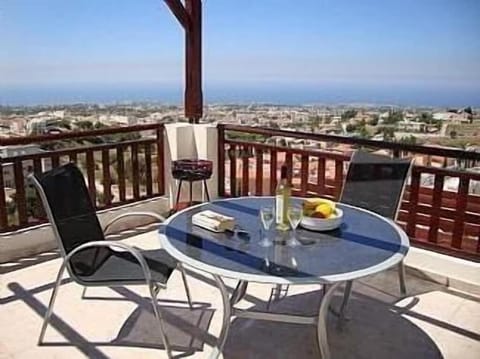 Patio, View (from property/room), Balcony/Terrace, Food and drinks, Seating area, Dining area, Sea view, Drinks