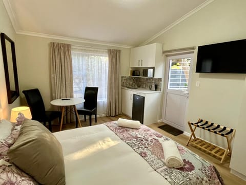 Kitchen or kitchenette, Seating area, Bedroom
