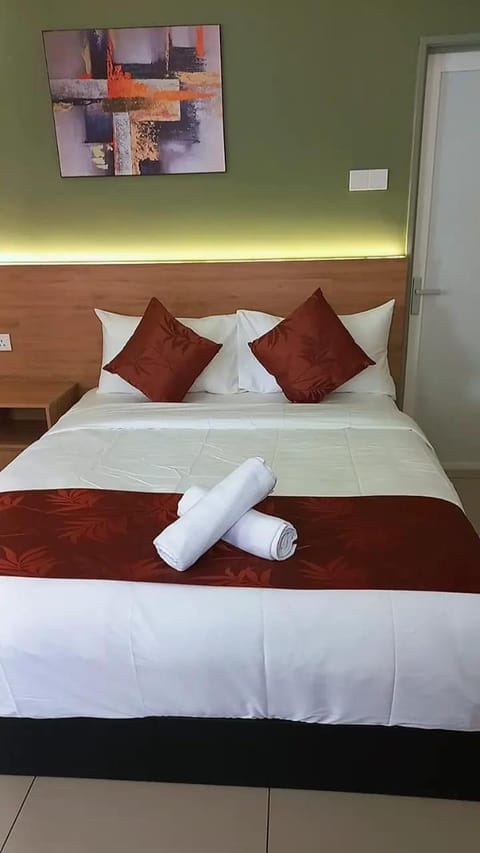 Bed, Photo of the whole room, Bedroom, towels