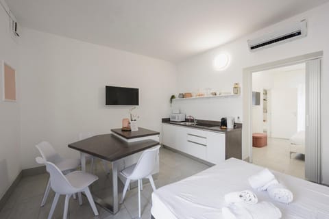 Bed, TV and multimedia, Kitchen or kitchenette, Photo of the whole room, Dining area, stove, towels