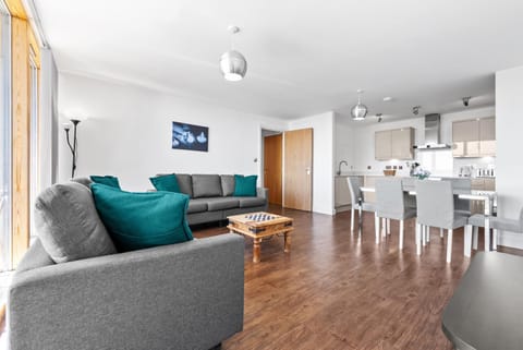 TV and multimedia, Kitchen or kitchenette, Living room, Seating area, Dining area