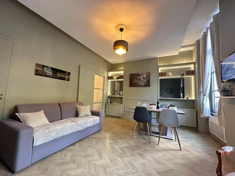 Communal lounge/ TV room, TV and multimedia, Living room, Seating area, Dining area
