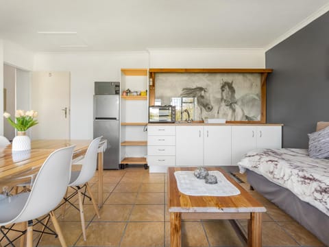 Kitchen or kitchenette, Living room, Seating area, Dining area