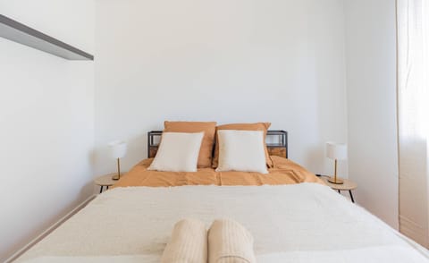 Bed, Bedroom, towels