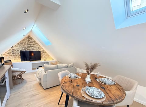 TV and multimedia, Living room, Seating area, Dining area