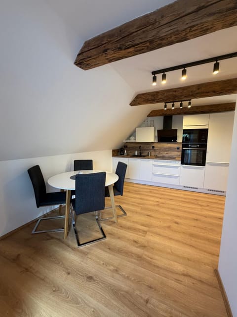 Kitchen or kitchenette, Seating area, stove