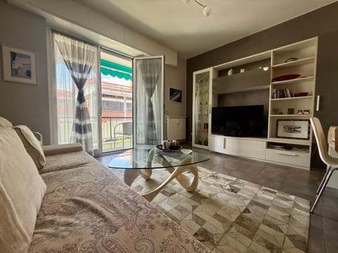TV and multimedia, Living room, Seating area, Evening entertainment