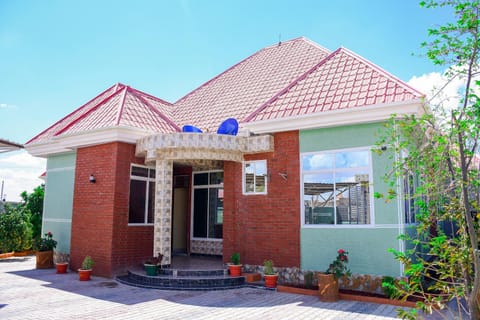 Facade/entrance, Day, Garden