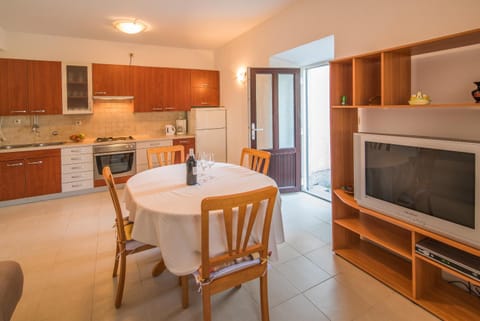 TV and multimedia, Coffee/tea facilities, Kitchen or kitchenette, Dining area, On site