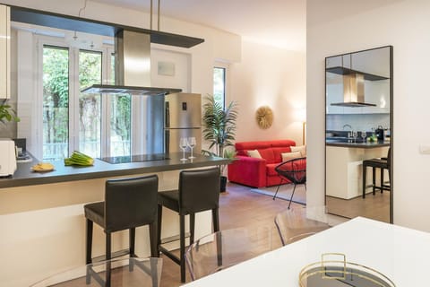 Kitchen or kitchenette, Living room, Seating area, Dining area, oven, stove
