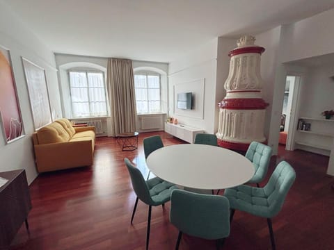 Atelier La Stube - Alpine Design Home Apartment in Bolzano