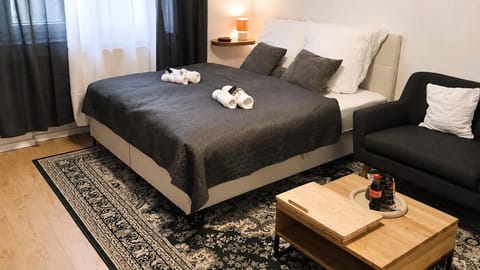 Bed, Living room, Photo of the whole room, Seating area, Bedroom, towels