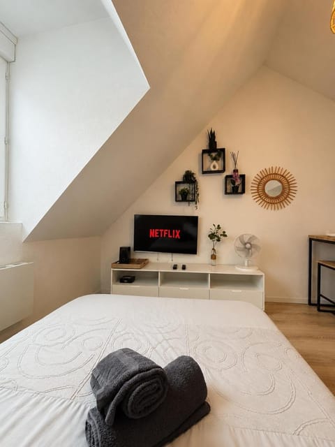Bed, TV and multimedia, Bedroom