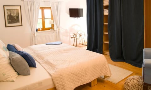 Bed, TV and multimedia, Bedroom