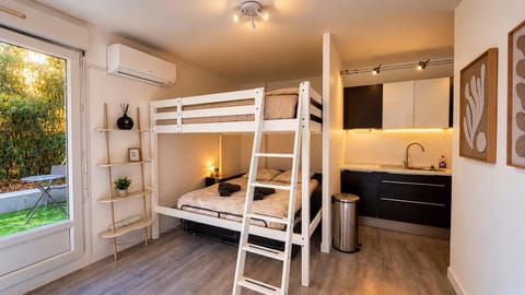 Bed, Kitchen or kitchenette, Photo of the whole room, kitchen, air conditioner