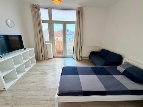 Bed, TV and multimedia, Photo of the whole room, Seating area, Bedroom
