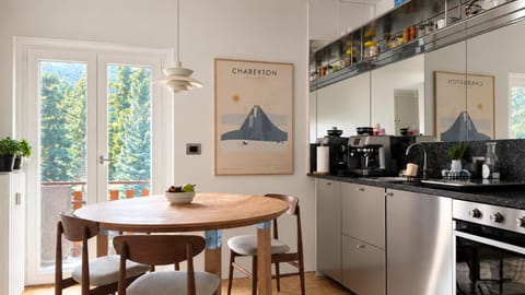 Coffee/tea facilities, Kitchen or kitchenette, Dining area, stove