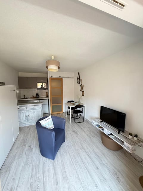 TV and multimedia, Living room, Seating area, Dining area, stove