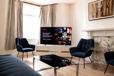 Communal lounge/ TV room, TV and multimedia, Living room, Seating area, Evening entertainment