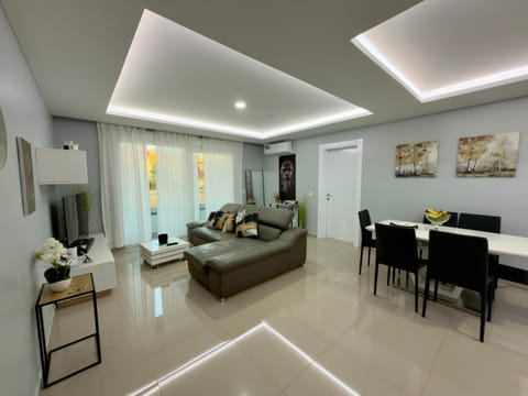 TV and multimedia, Living room, Seating area, Dining area