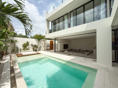 Property building, Balcony/Terrace, Swimming pool, sunbed