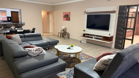 Communal lounge/ TV room, TV and multimedia, Living room, Seating area