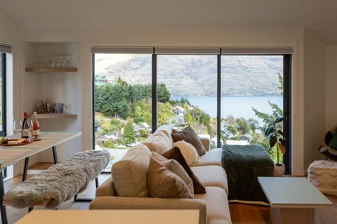 Living room, Dining area, Lake view, Mountain view, heating