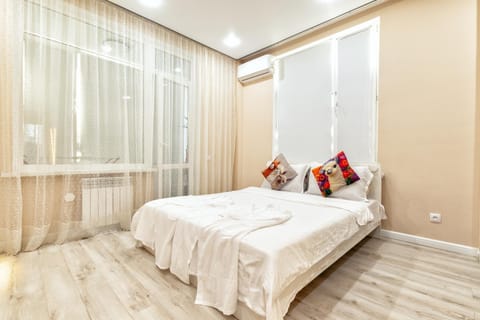 Bed, Photo of the whole room, Bedroom, air conditioner