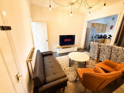 Communal lounge/ TV room, TV and multimedia, Living room, Evening entertainment