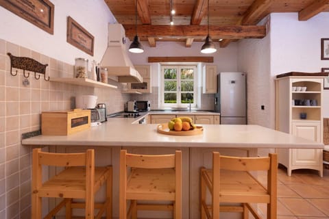 Coffee/tea facilities, Kitchen or kitchenette, Dining area, kitchen