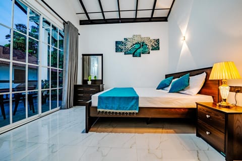 Bed, Living room, Photo of the whole room, Seating area, Bedroom