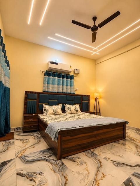 Bed, Photo of the whole room, Bedroom, air conditioner