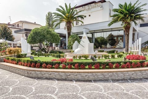 Property building, Garden, On site, Garden view