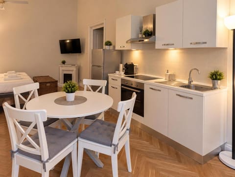 Kitchen or kitchenette, Dining area, oven, stove