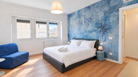 Bed, Living room, Photo of the whole room, Seating area, Bedroom, towels