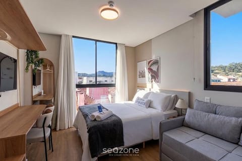 Bed, TV and multimedia, Seating area, Bedroom, City view