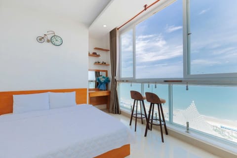Bed, Natural landscape, View (from property/room), Balcony/Terrace, Photo of the whole room, Dining area, Beach, Bedroom, Sea view
