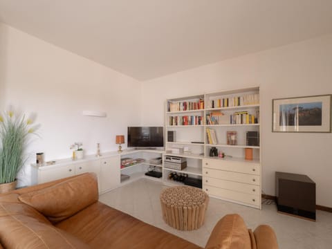Communal lounge/ TV room, Library, Living room, Evening entertainment
