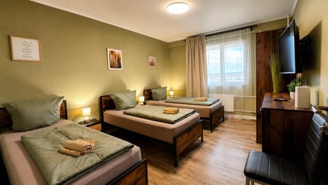 Bed, TV and multimedia, Bedroom