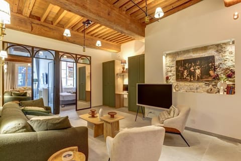 TV and multimedia, Living room, Decorative detail, Seating area, air conditioner