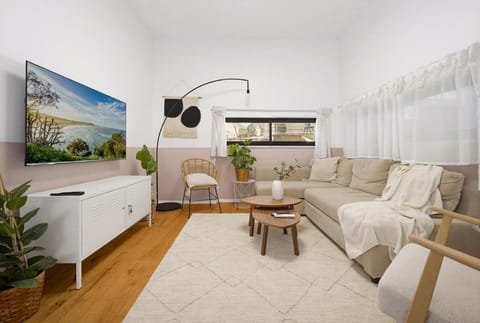 Bed, TV and multimedia, Living room, Seating area, Bedroom