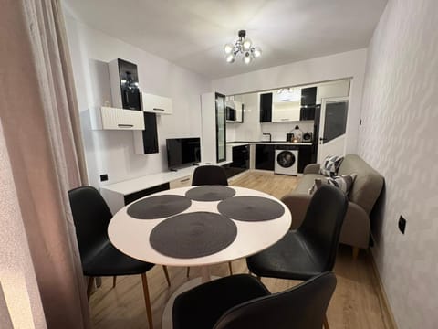 Communal lounge/ TV room, TV and multimedia, Kitchen or kitchenette, Living room, Seating area, Dining area