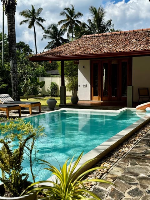 Property building, Day, Garden, Swimming pool, sunbed