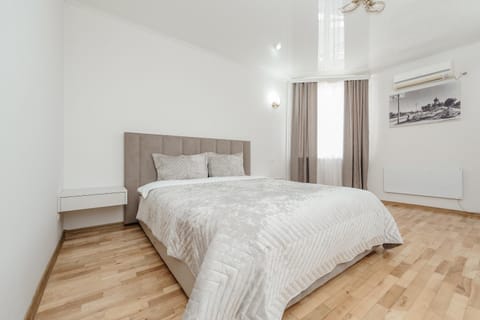 Bed, Photo of the whole room, Bedroom, air conditioner