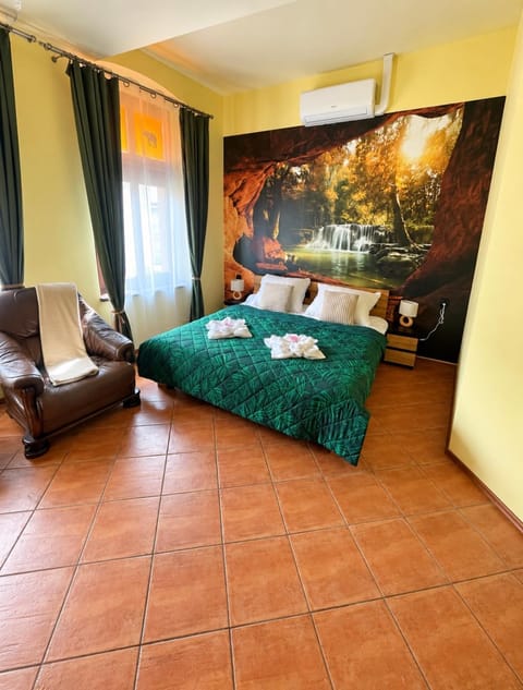 Bed, Photo of the whole room, Seating area, Bedroom, towels