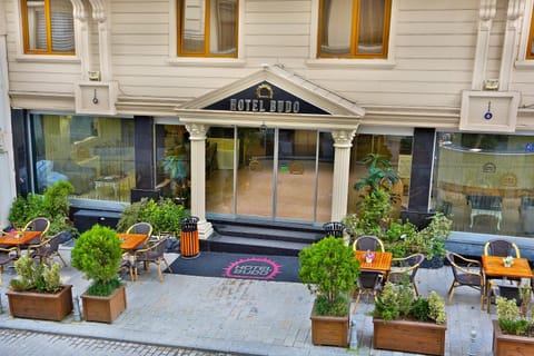 Facade/entrance