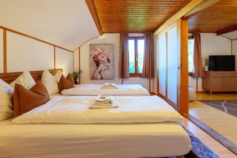 Bed, Bedroom, towels