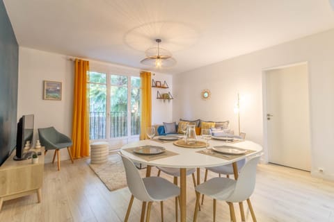 Communal lounge/ TV room, TV and multimedia, Living room, Dining area